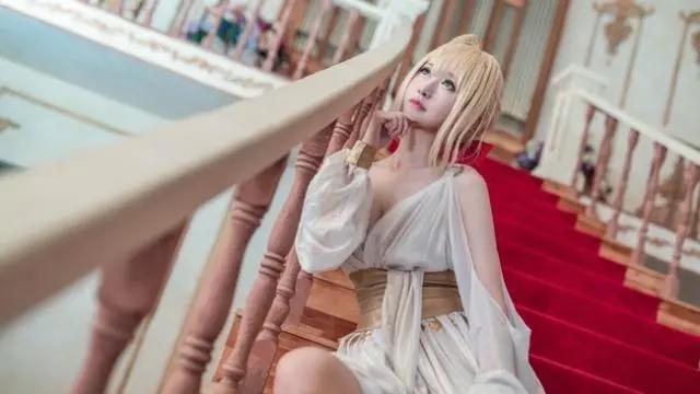 Fate：尼禄睡衣cos，修长玉腿堪比模特，网友：吾王也没这么美吧