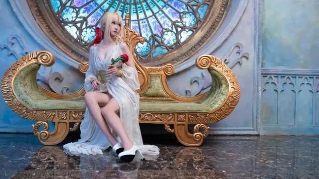 Fate：尼禄睡衣cos，修长玉腿堪比模特，网友：吾王也没这么美吧