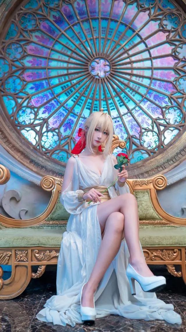 Fate：尼禄睡衣cos，修长玉腿堪比模特，网友：吾王也没这么美吧