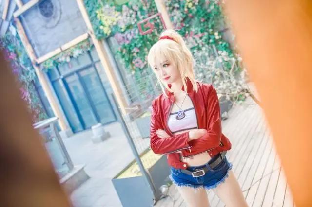 Fate：莫德雷德便装cos，网友惊呼：吾王，你穿马甲我就不认识了