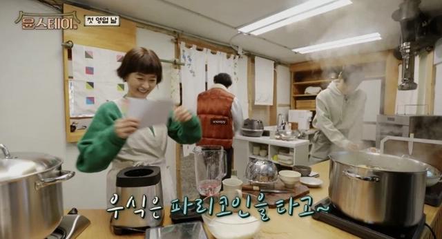 韩综《尹STAY》首播开红盘！朴叙俊亲手做料理、崔宇植溜超狂英文