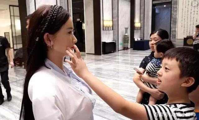 同是仿真机器人，日本的秀气，中国的端庄，看到印度：孩子快闭眼