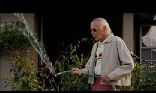 漫威之父去世！一生寻求正义事业，晚年遭家人折磨，生活凄惨