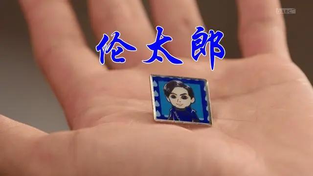 假面骑士圣刃：女主送礼物，一人一张卡通贴，看到大秦寺差点笑哭