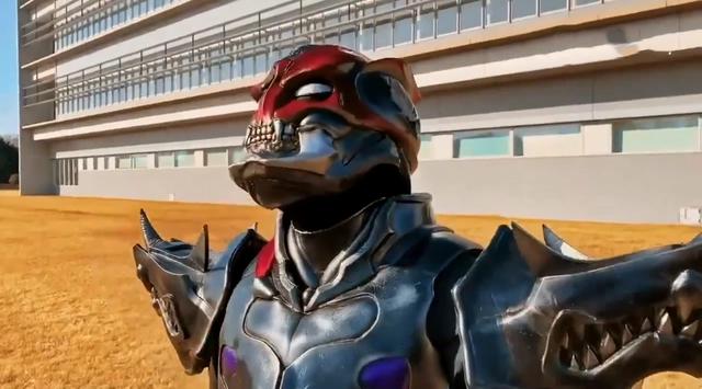 假面骑士圣刃局外对决，天灾vs剑斩上演撞头杀，结局变小孩打架