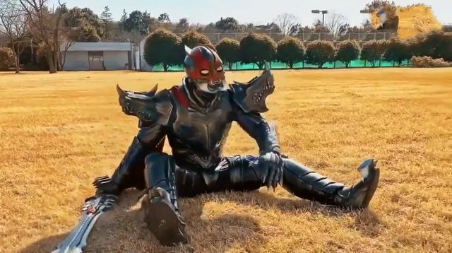 假面骑士圣刃局外对决，天灾vs剑斩上演撞头杀，结局变小孩打架