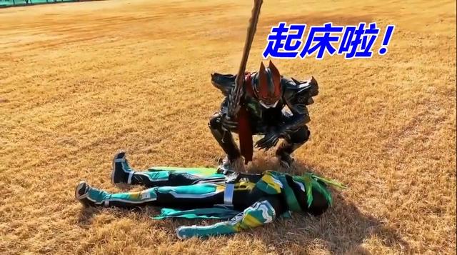 假面骑士圣刃局外对决，天灾vs剑斩上演撞头杀，结局变小孩打架