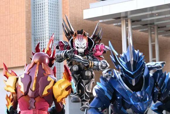 假面骑士圣刃30话伦太郎回归后的首战，芽依成为猫系米吉多！