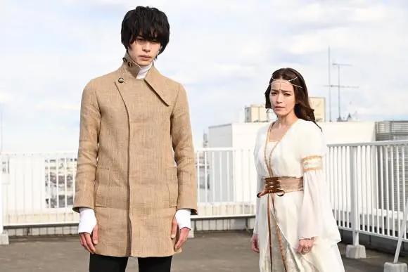 假面骑士圣刃30话伦太郎回归后的首战，芽依成为猫系米吉多！