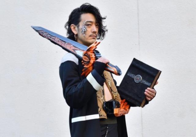 假面骑士：鹰山仁回归圣刃剧场版，化身不死鸟骑士猎杀圣刃！