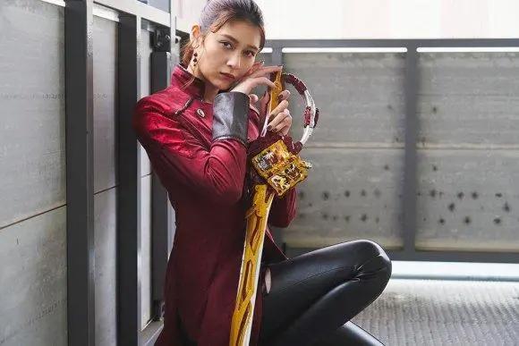 假面骑士圣刃：sabera新创华翻译为佩剑，圣刃首位女骑士诞生！