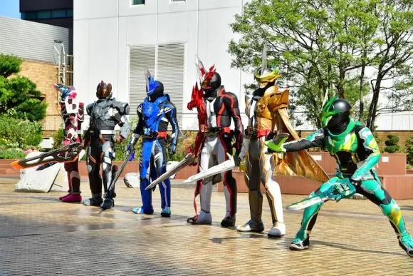 假面骑士圣刃剧场版追加：芽依黑丝极为瞩目，六大剑士决战仁叔！