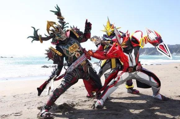 假面骑士圣刃超战斗飞羽真观看鬼仔超全集，剑士们放飞自我！