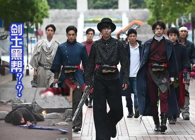 假面骑士圣刃44集，新的骑士反派登场，黑金配色自带狼牙棒