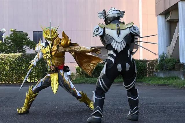 假面骑士圣刃第9话先行：王剑又砍圣刃，维修工大变身，Slash登场