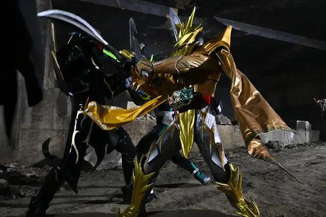 假面骑士圣刃47话，三剑客群殴Boss，伦太郎肉搏上阵，神灯秒贤神