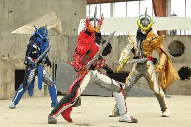 假面骑士圣刃47话，三剑客群殴Boss，伦太郎肉搏上阵，神灯秒贤神