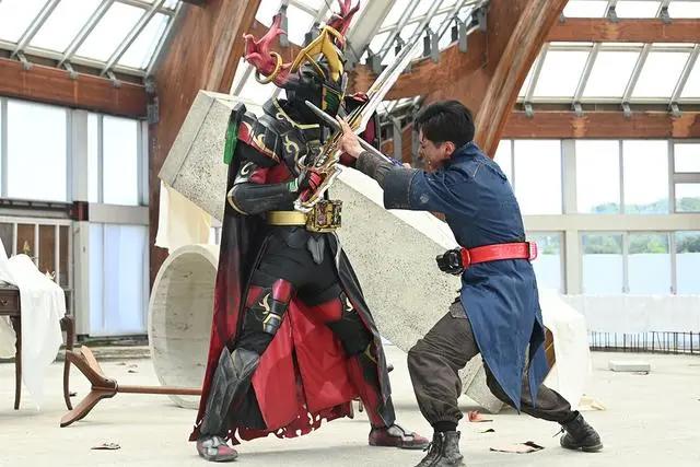 假面骑士圣刃47话，三剑客群殴Boss，伦太郎肉搏上阵，神灯秒贤神