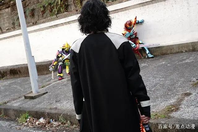 假面骑士圣刃：34话大混战，仁叔回归KO全场