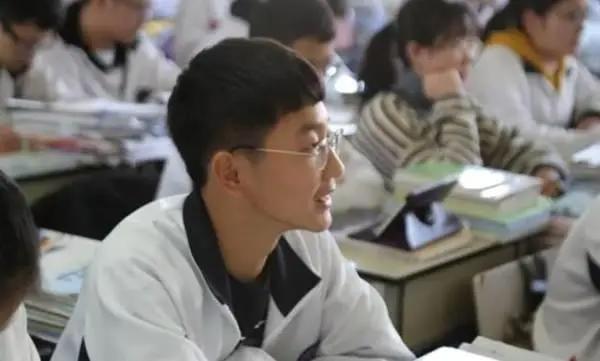 数学老师坦言：数学成绩好的孩子都有4个特征，家长要及时培养