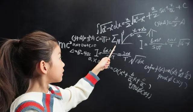 数学老师坦言：数学成绩好的孩子都有4个特征，家长要及时培养