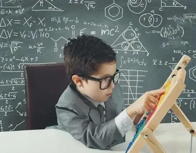 数学老师坦言：数学成绩好的孩子都有4个特征，家长要及时培养