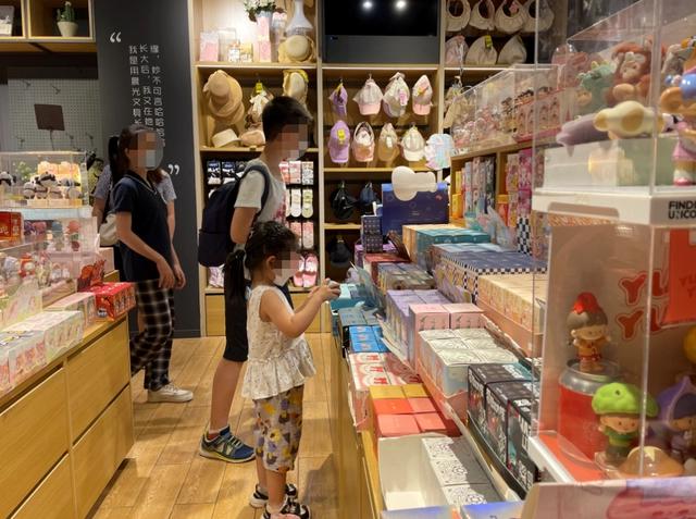 衣着暴露、暗黑吓人，潮玩店“少儿不宜”的手办谁来管管？