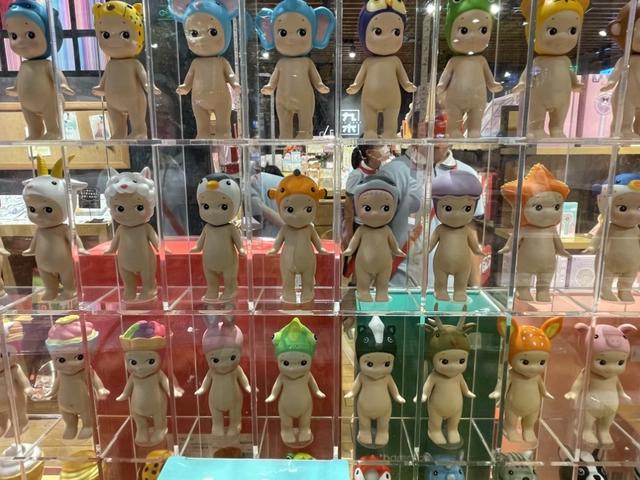 衣着暴露、暗黑吓人，潮玩店“少儿不宜”的手办谁来管管？