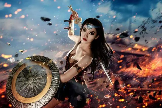 瘦版的神奇女侠被国人演绎成了“站街女”，原版DC女武神有锁骨？