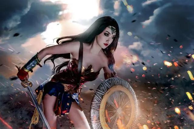 瘦版的神奇女侠被国人演绎成了“站街女”，原版DC女武神有锁骨？