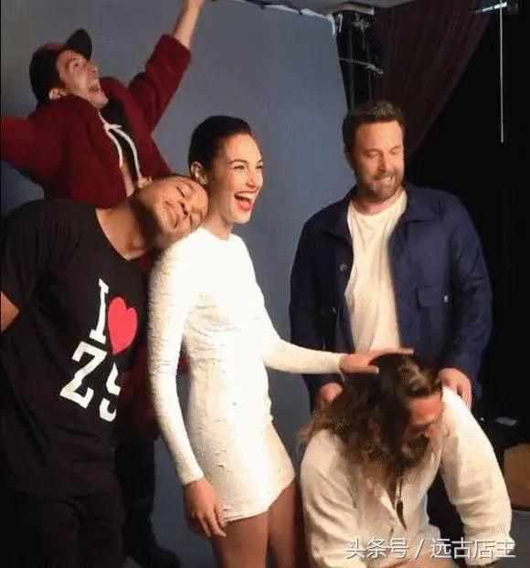 《神奇女侠2》盖尔·加朵强势回归，最新资讯与海报