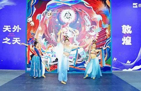 粉彩杏林春燕纹瓶，敦煌飞天神女，九色鹿神兽壁画……第三届文旅博览会落幕！