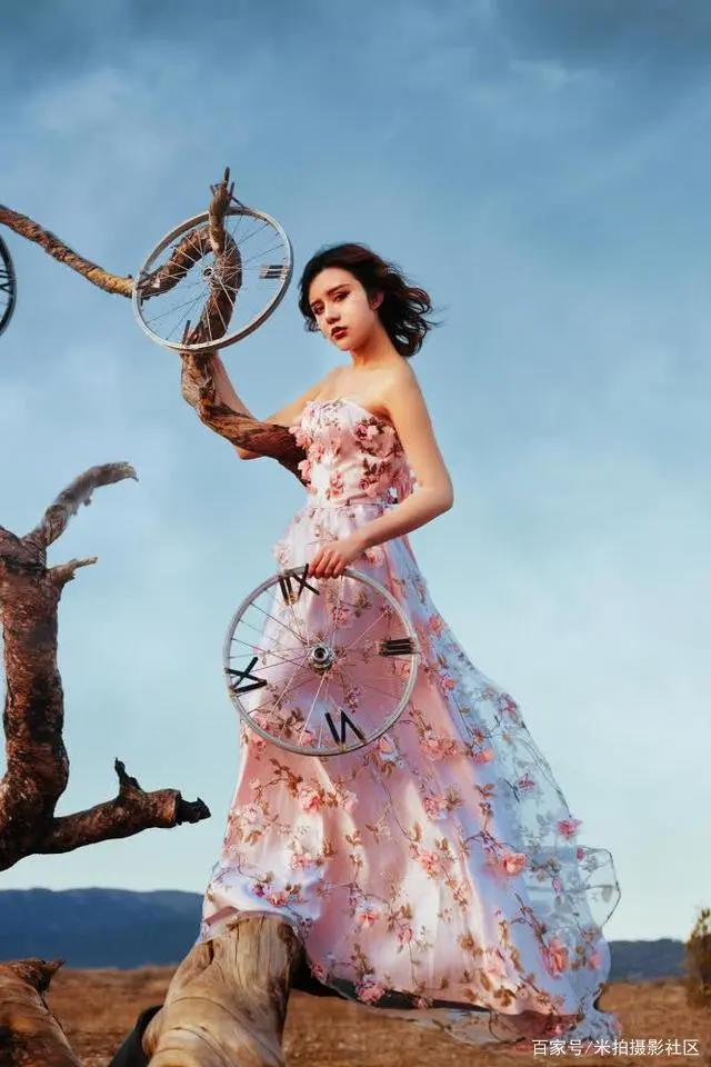 美女拿着自行车轮胎在树上拍照？摄影师脑洞也太大了