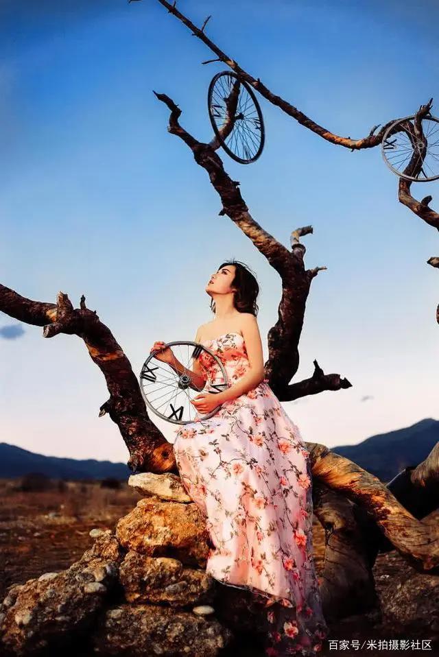 美女拿着自行车轮胎在树上拍照？摄影师脑洞也太大了