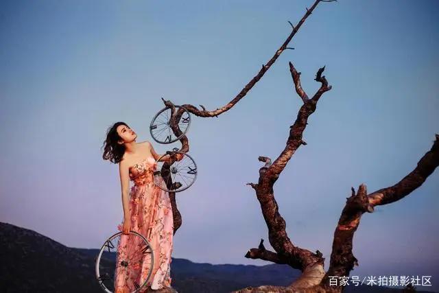 美女拿着自行车轮胎在树上拍照？摄影师脑洞也太大了