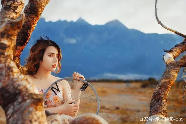 美女拿着自行车轮胎在树上拍照？摄影师脑洞也太大了