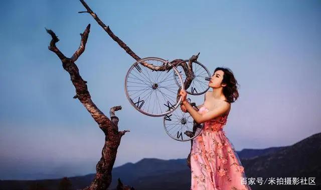 美女拿着自行车轮胎在树上拍照？摄影师脑洞也太大了