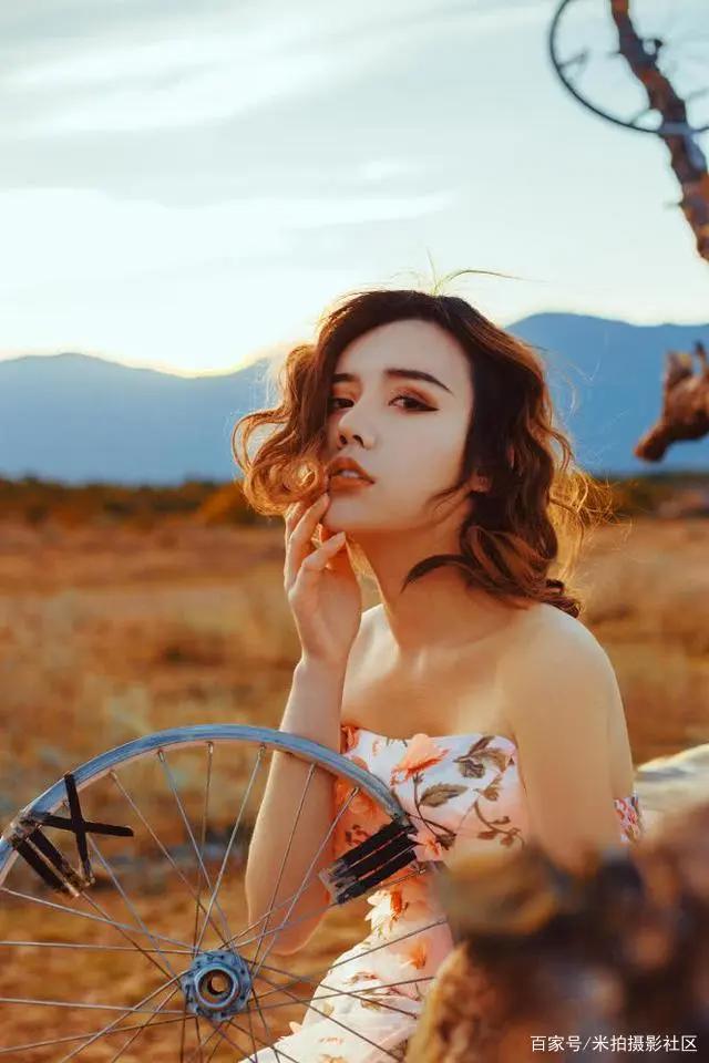 美女拿着自行车轮胎在树上拍照？摄影师脑洞也太大了