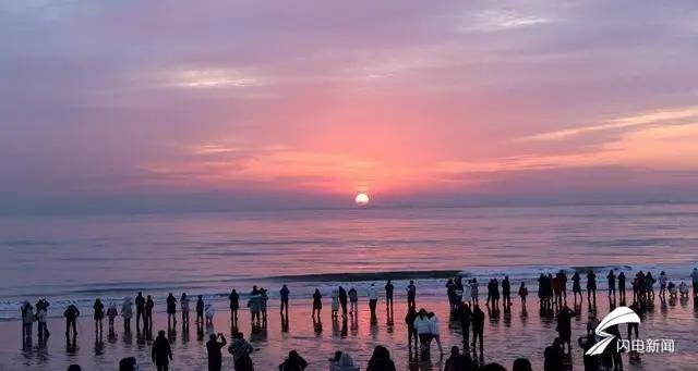 日照两位市民代表敲响新年的钟声聆听新年的祝福