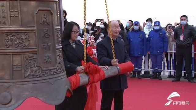 日照两位市民代表敲响新年的钟声聆听新年的祝福