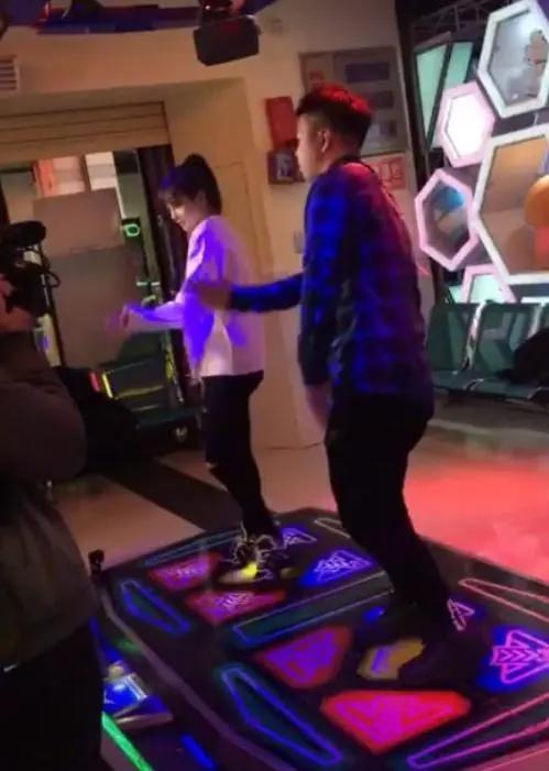 当着观众面亲吻沈梦辰，粉丝偶遇问好却被无视，海涛被指摆架子？