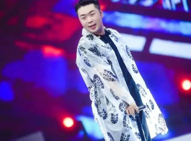 当着观众面亲吻沈梦辰，粉丝偶遇问好却被无视，海涛被指摆架子？