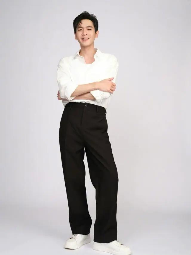 张若昀迎34岁生日，老婆唐艺昕亲手为其制作蛋糕，夫妻俩太甜了