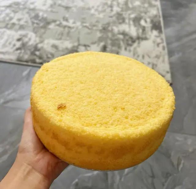 张若昀迎34岁生日，老婆唐艺昕亲手为其制作蛋糕，夫妻俩太甜了