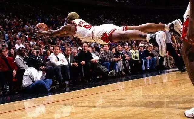 《灌篮高手》：樱木把比命看得还重的“救球”同样在NBA普遍存在