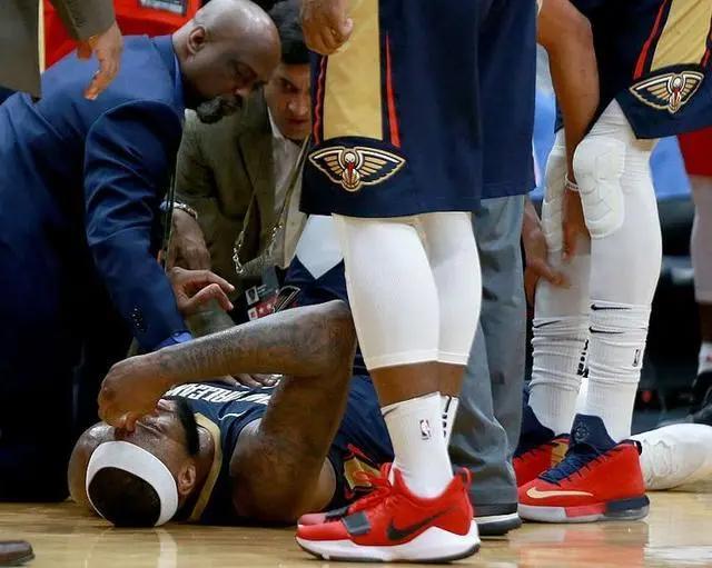《灌篮高手》：樱木把比命看得还重的“救球”同样在NBA普遍存在
