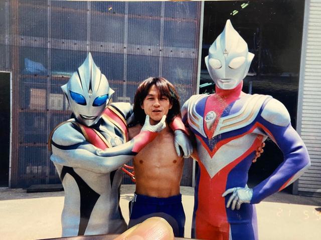 迪迦奥特曼25年前幕后花絮流出，迪迦竟有A4腰，身材完虐邪恶迪迦