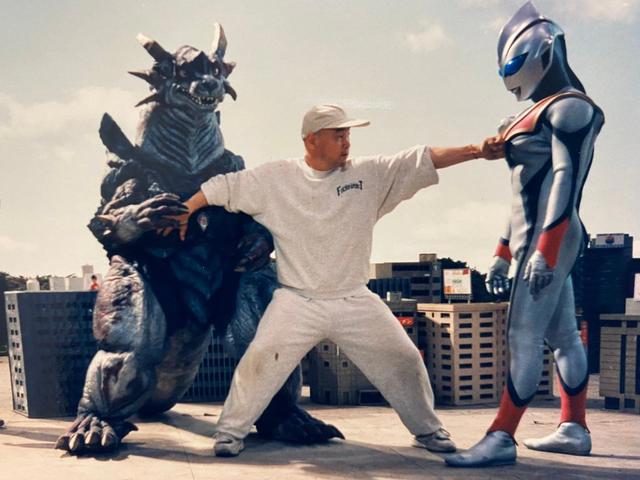 迪迦奥特曼25年前幕后花絮流出，迪迦竟有A4腰，身材完虐邪恶迪迦