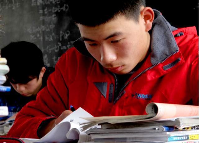 案件回顾：学霸因身体畸形被嘲笑，一年内残害四名女童