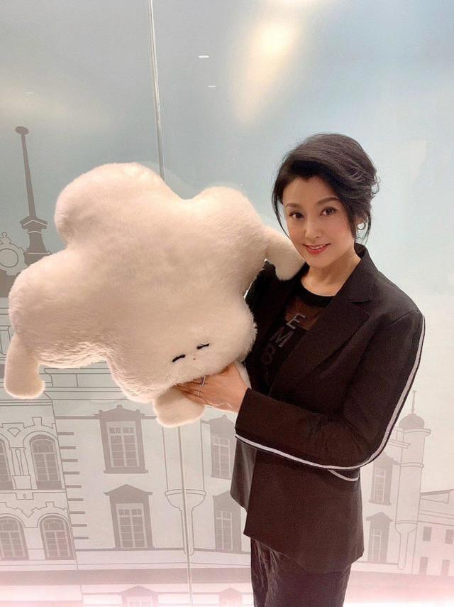 《半泽直树2》收视登令和第一，49岁藤原纪香表白丈夫，晒结婚照